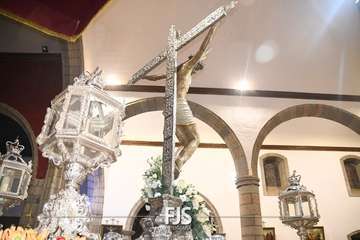 El Cristo de Telde, acicalado para la solemne procesión de esta noche por las calles de San Juan/TA.